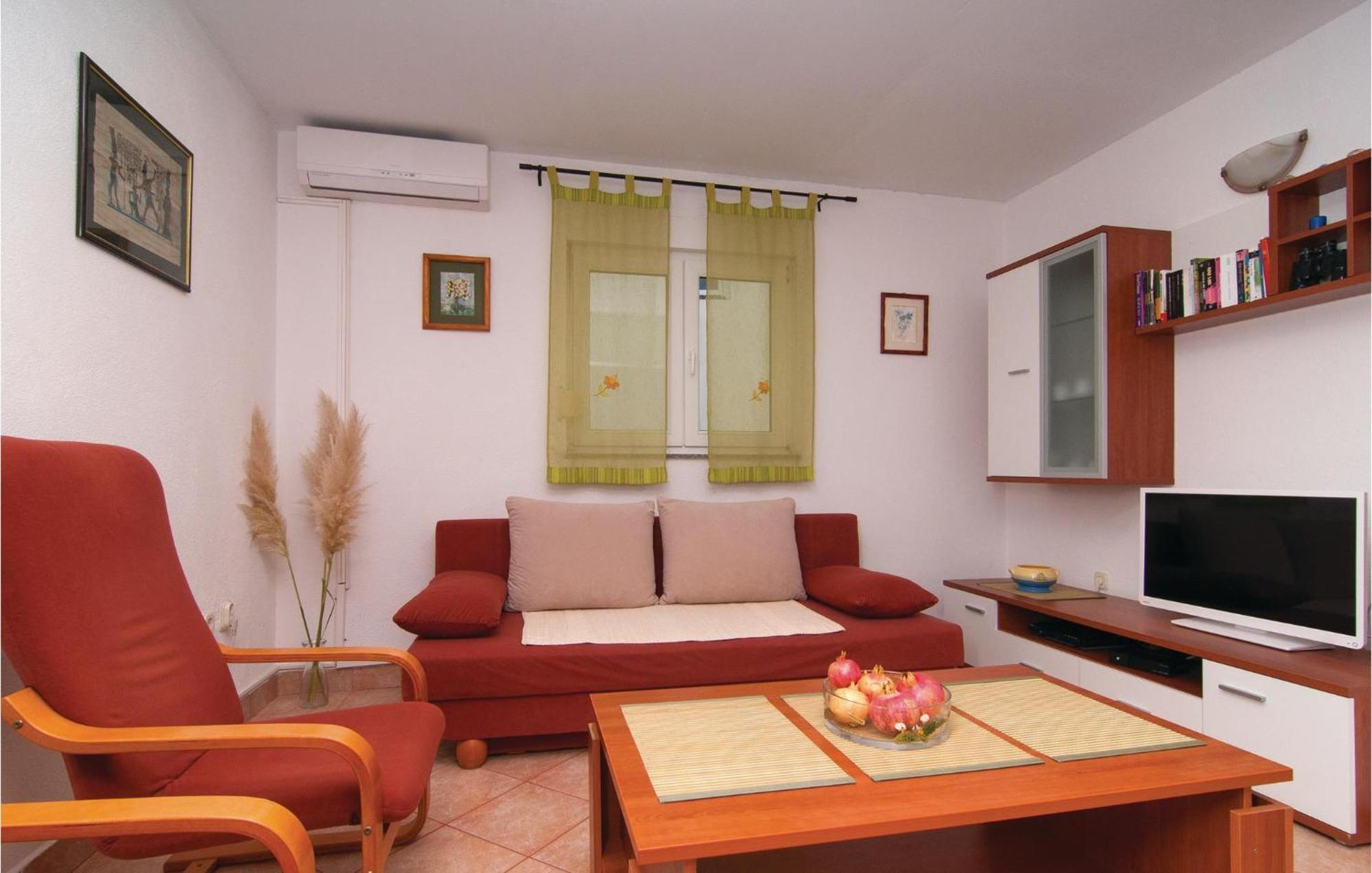 2 Bedroom Awesome Apartment In Drvenik Veliki Exterior foto